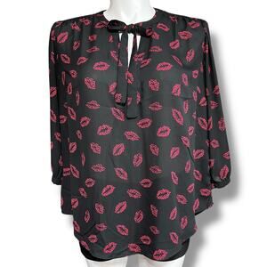 Torrid Womens Blouse Top Shirt Pullover Tie Collar Lip Print Black Pink Size 1